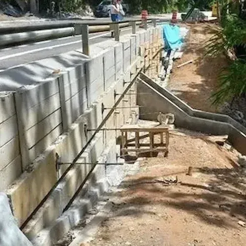 Projeto de muros de contenção em Uberaba: segurança para terrenos com variação sazonal